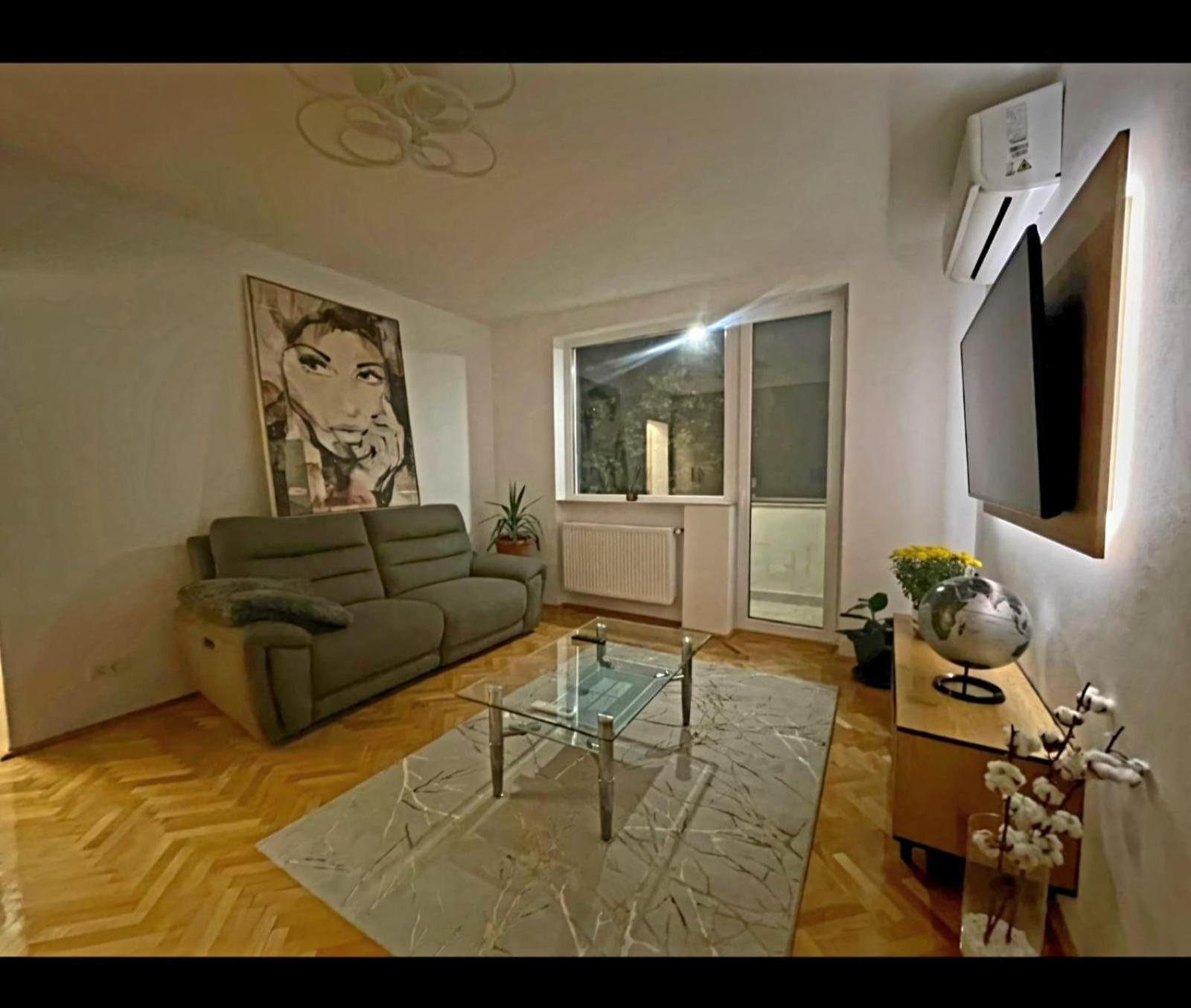 Casa Bella - Apartment In The City Center Arad Esterno foto